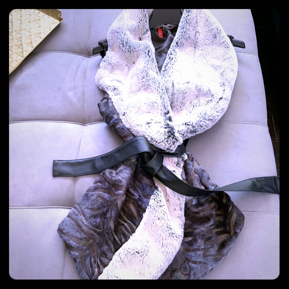 Sleeveless light jacket/sweater